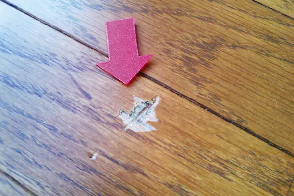 床の補修ビフォー画像 傷がある状態