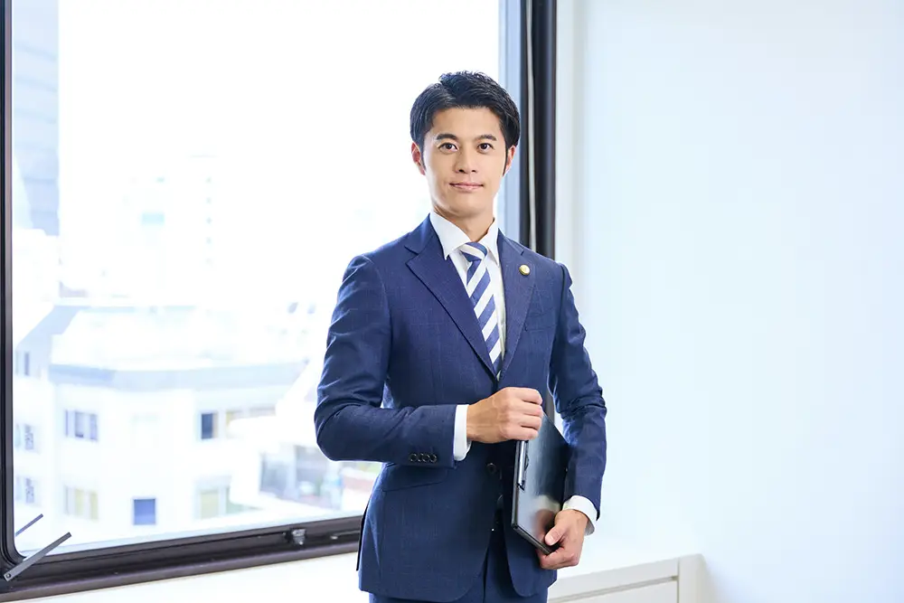 相続不動産の場合、名義変更の時期によって必要な手続きや費用が変わることがあることをイメージした画像