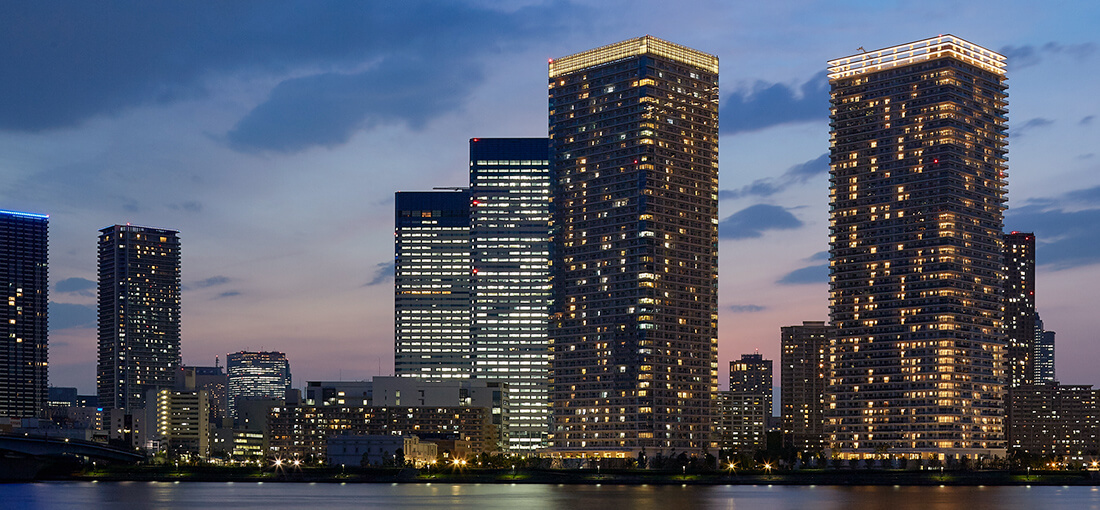 三菱地所レジデンスと鹿島建設が手がけた都心の水辺に映える象徴的なツインタワー