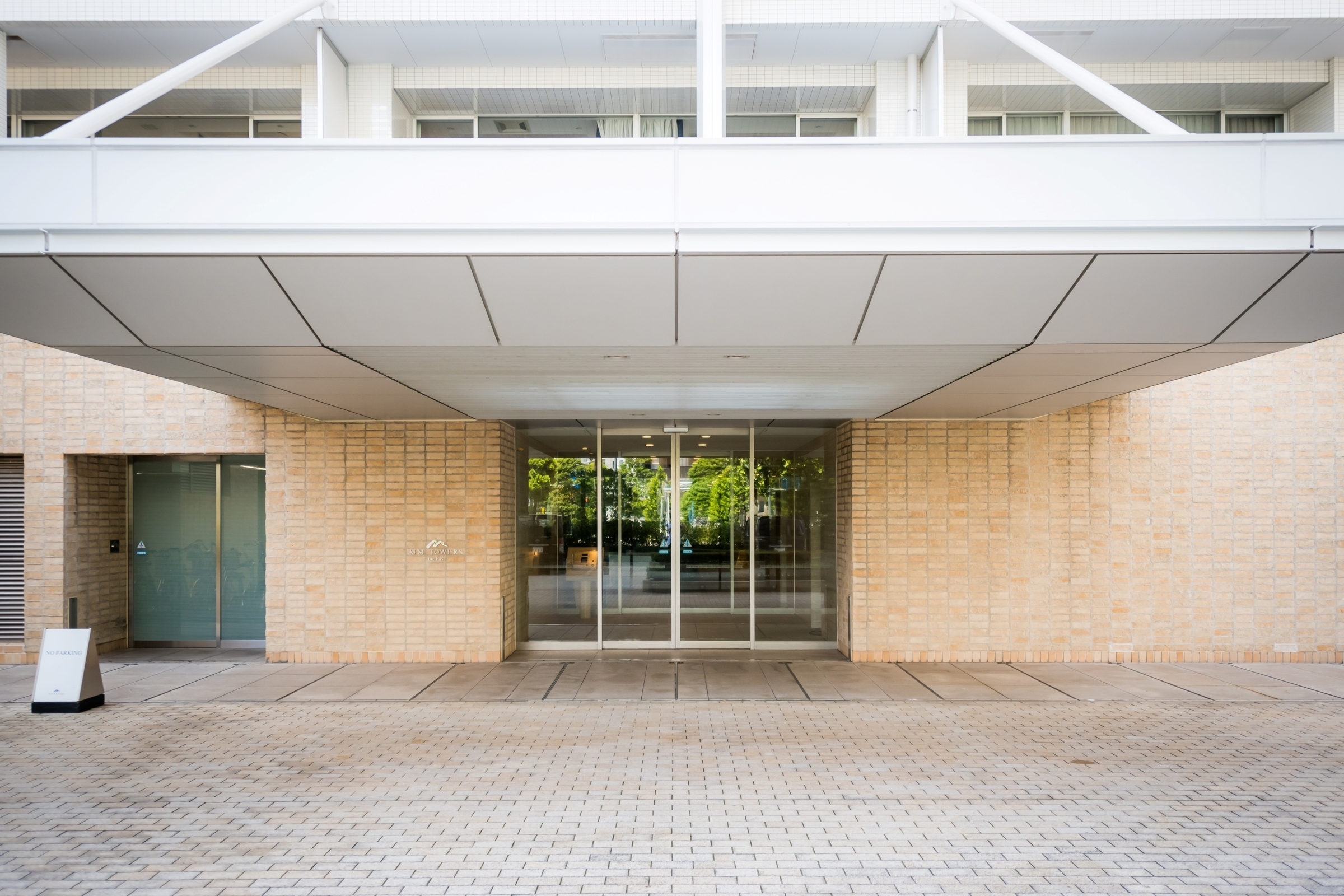 M.M.TOWERS　the　East-h